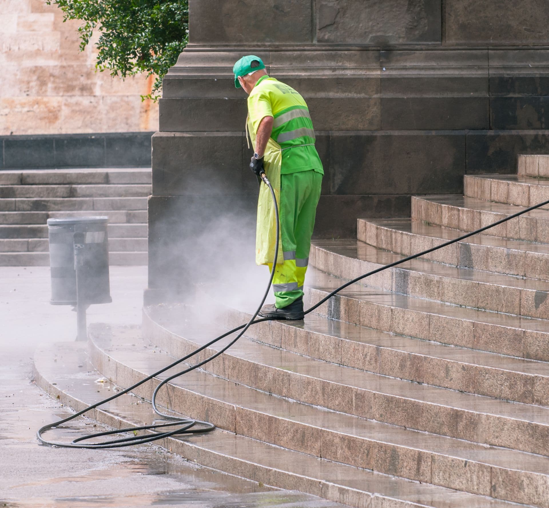 Nettoyage vapeur d'un escalier en pierre au jet