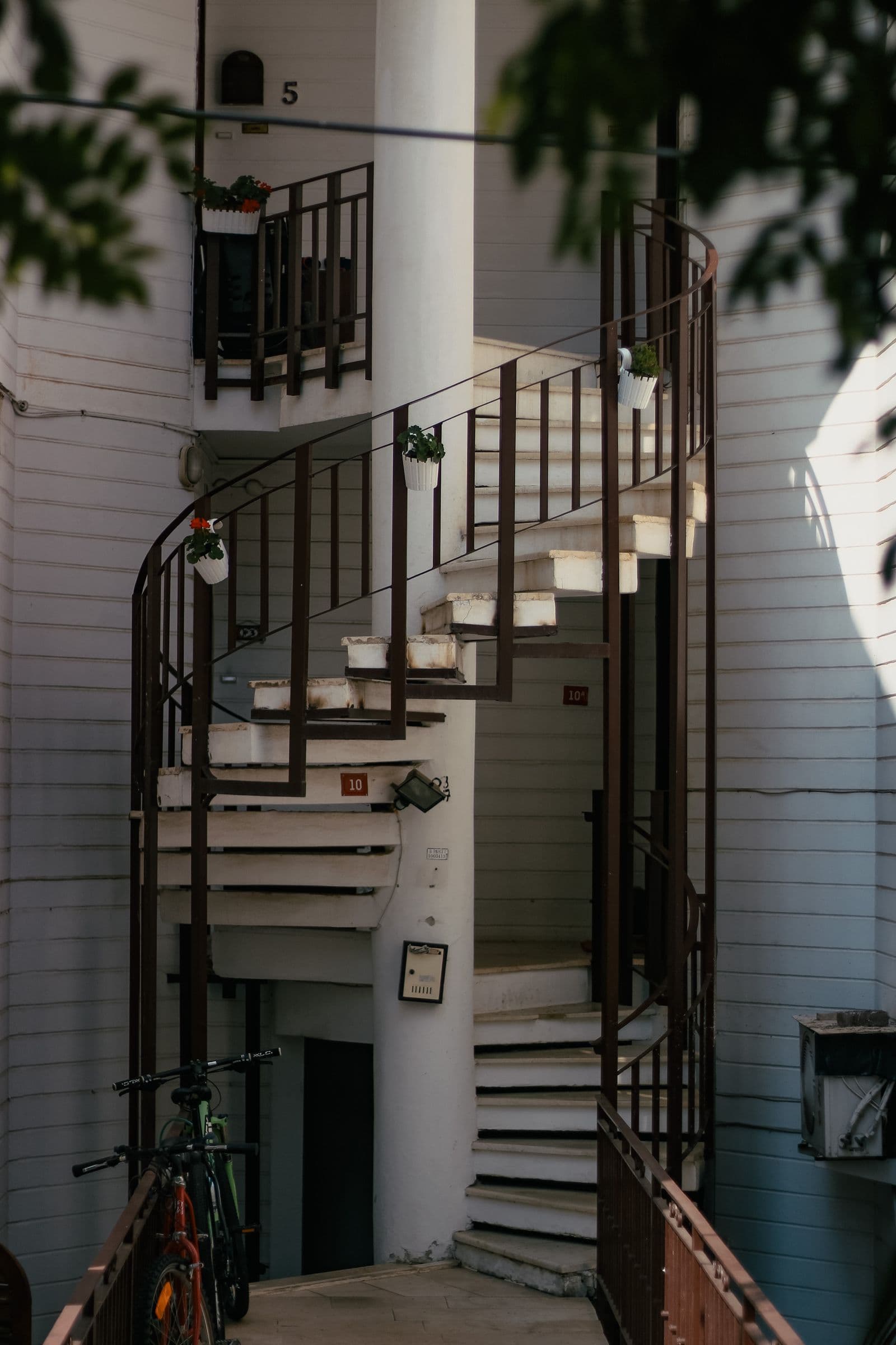 Escalier extérieur en colimaçon d'une résidence blanche