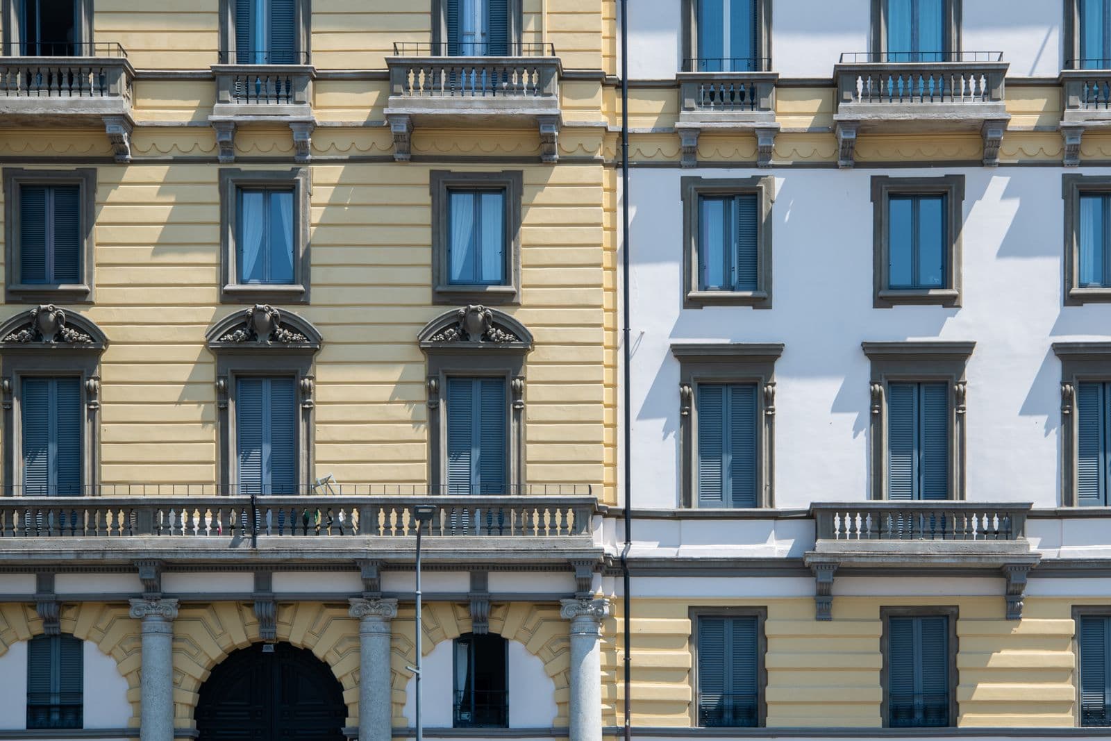 Façade d'immeuble ancien aux enduits clairs
