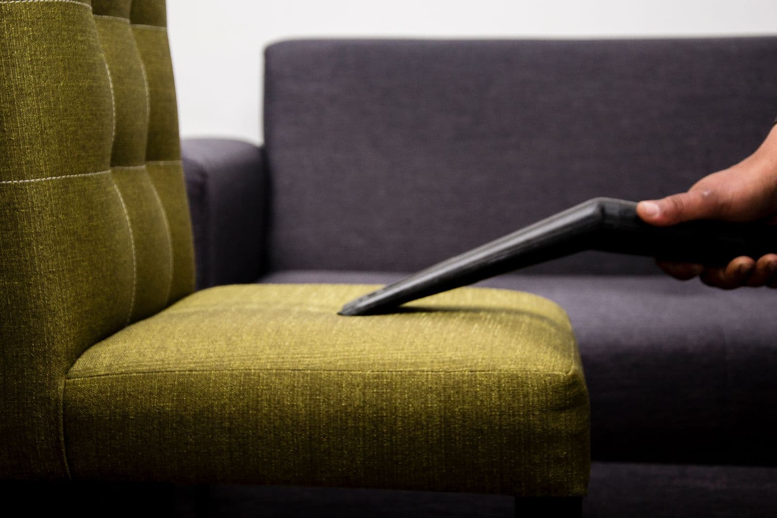 Buse d'extraction passée sur l'assise d'un fauteuil