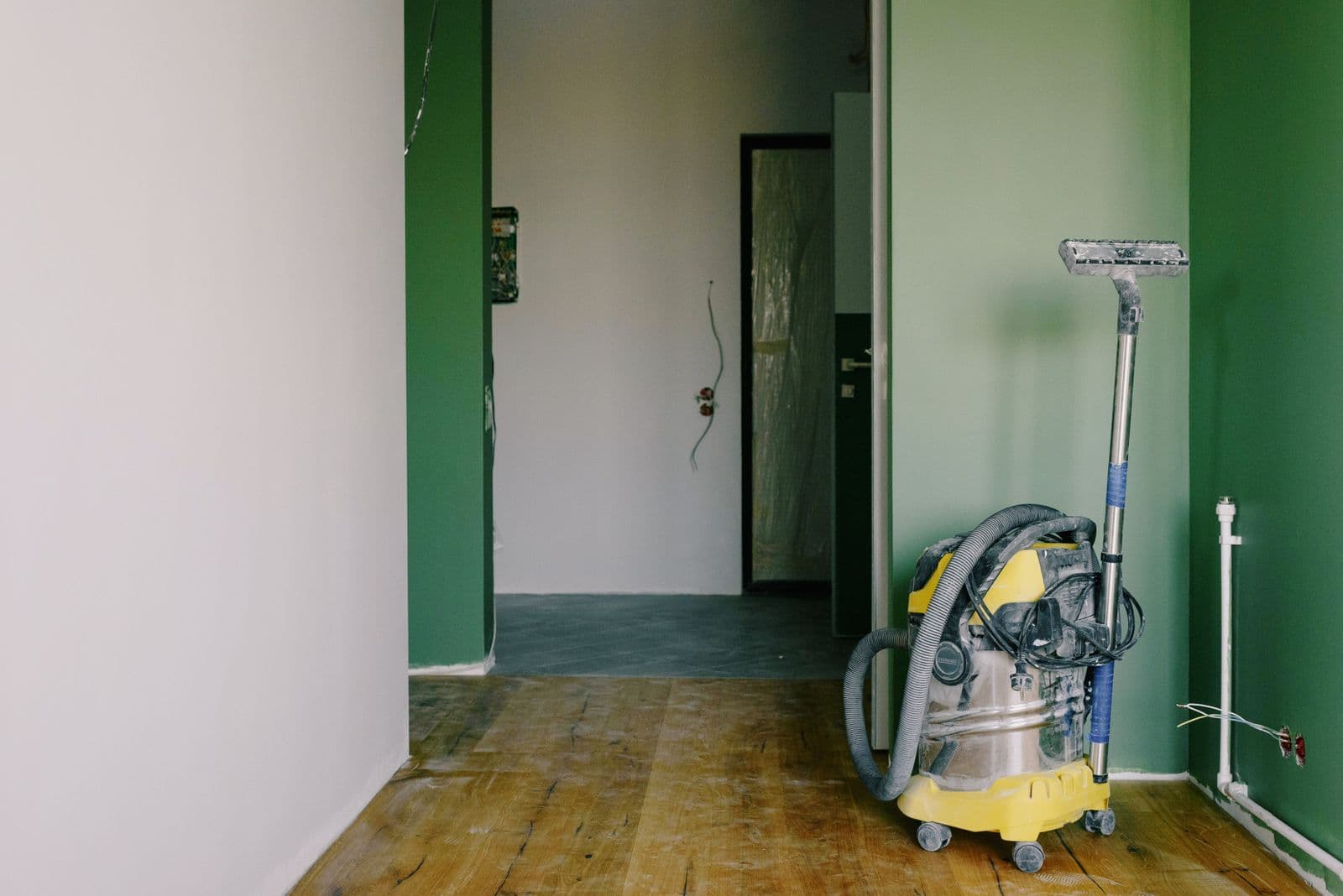 Aspirateur de chantier sur un parquet en cours de rénovation