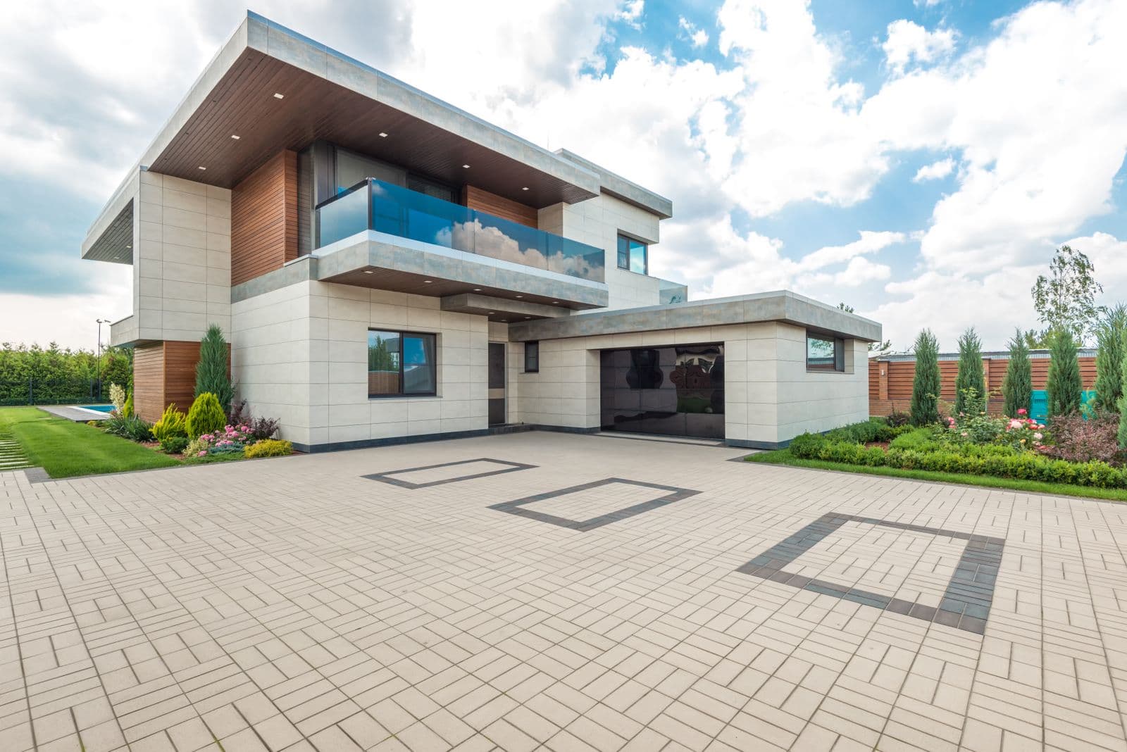Villa moderne à la cour pavée impeccable