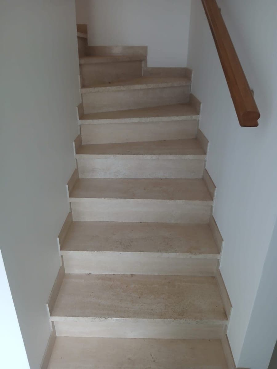 Escalier neuf aux marches blanchies par la poussière de découpe