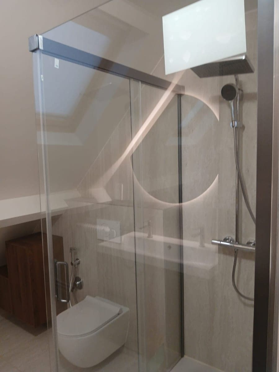 Paroi de douche coulissante sans trace, WC suspendu et faïence beige