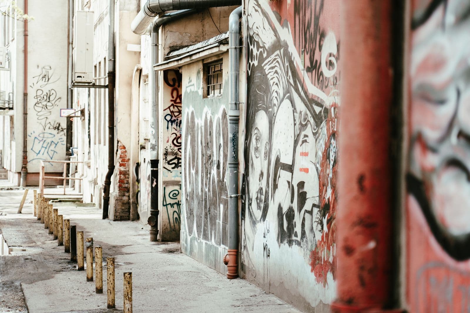 Ruelle aux murs couverts de tags à effacer