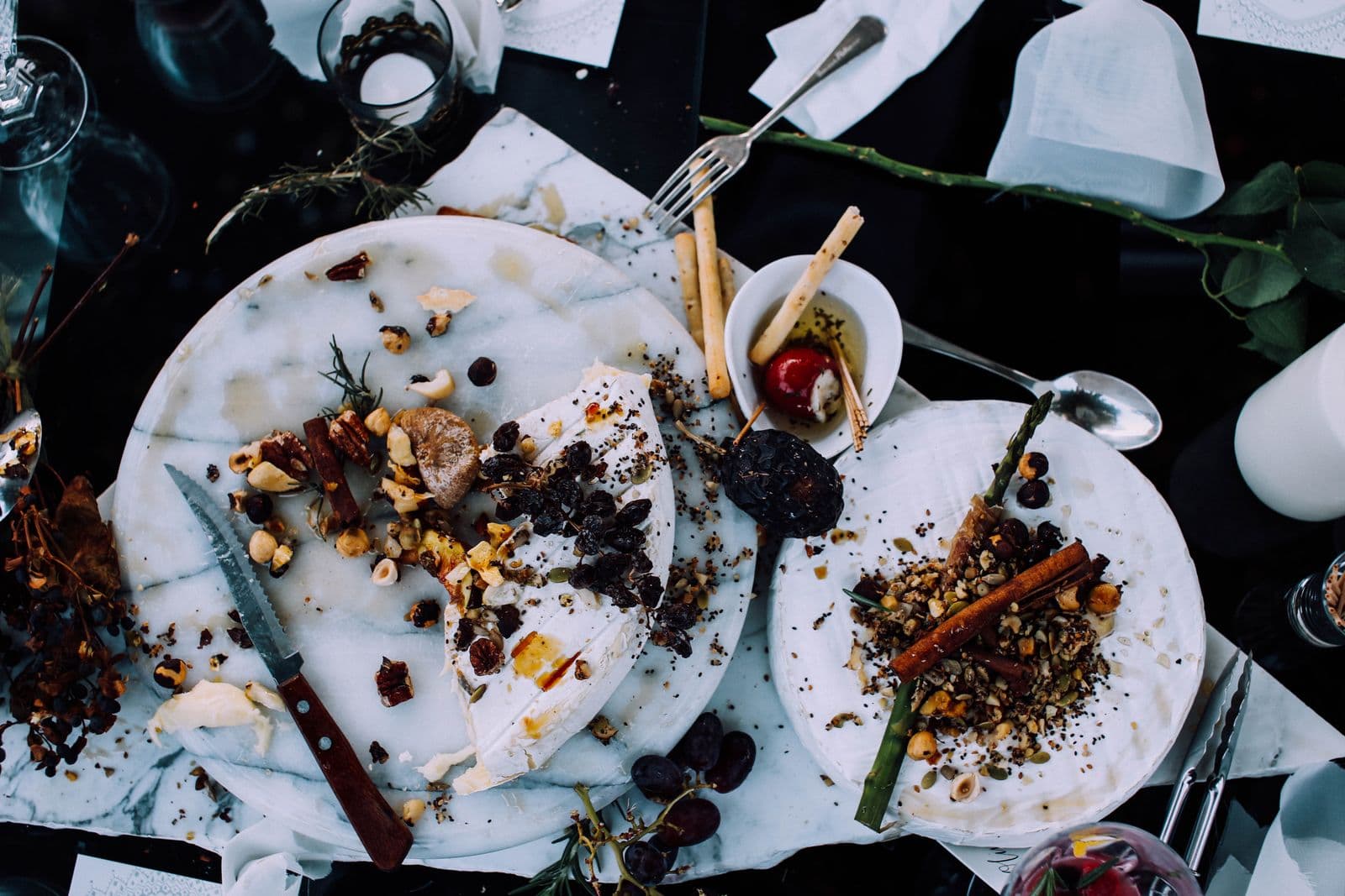 Assiettes et verres restés sur la table après un dîner