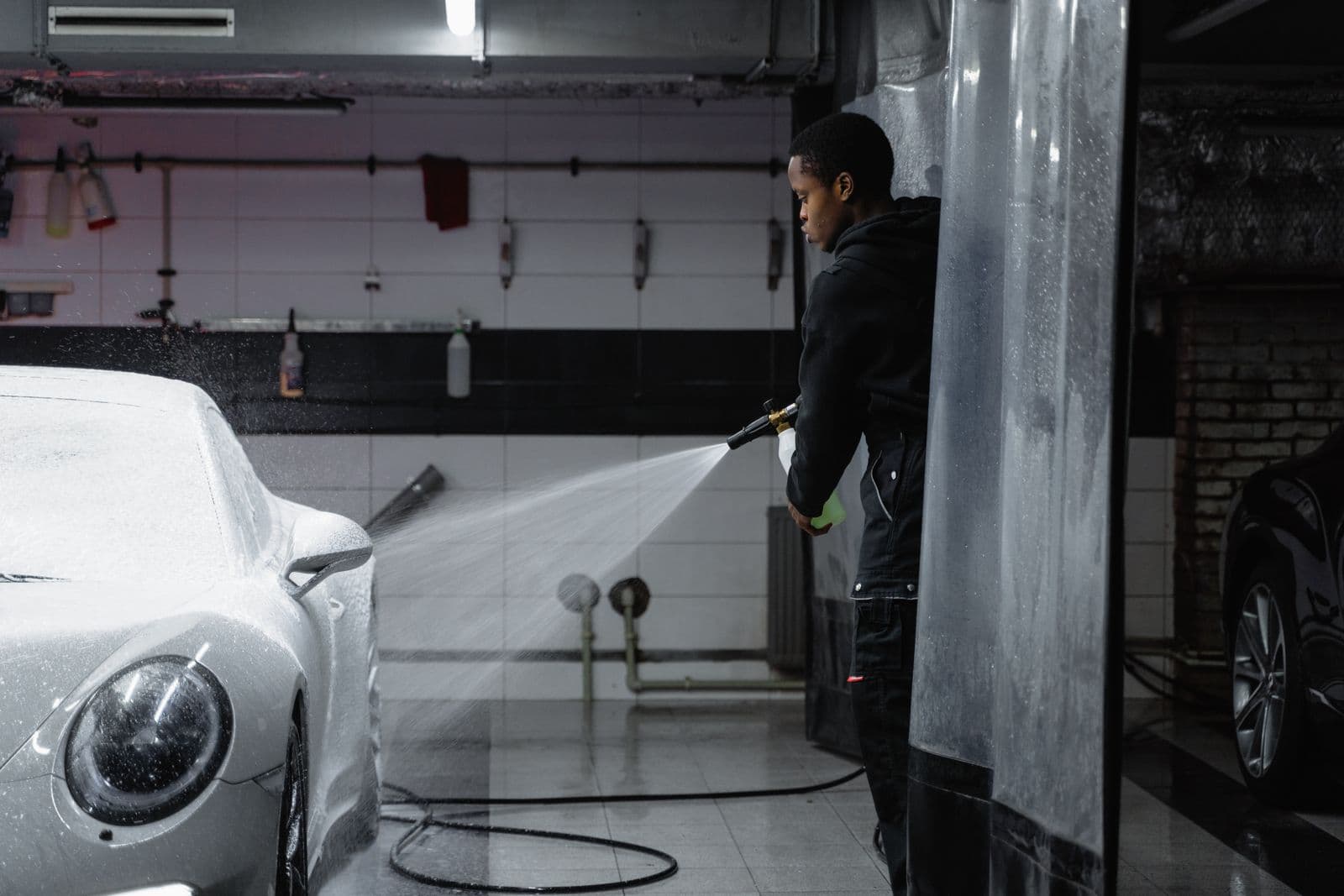 Mousse projetée sur une sportive dans un atelier