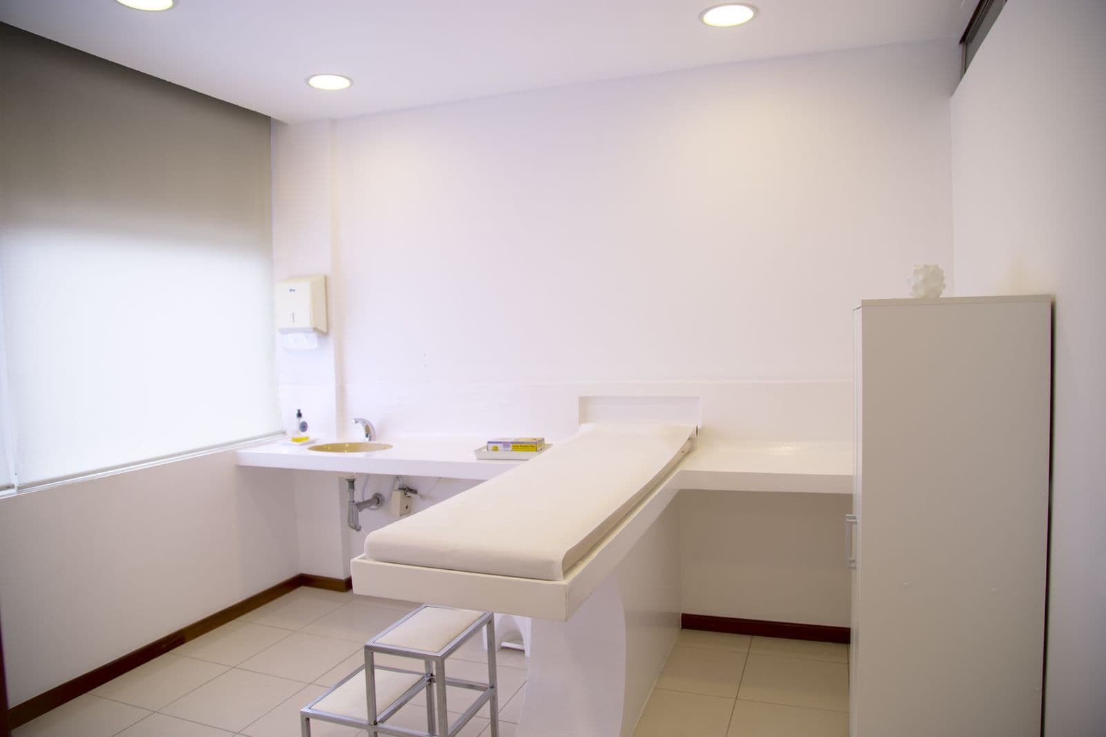 Salle d'examen médicale blanche et épurée