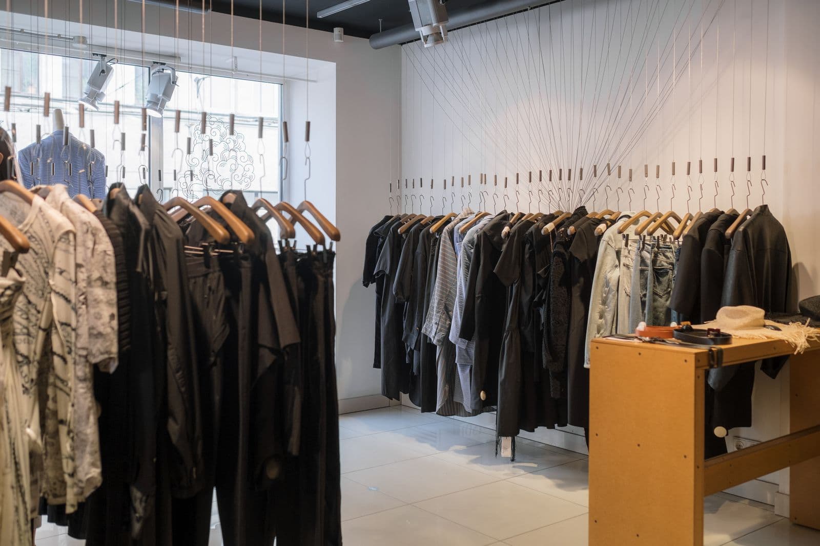Boutique de vêtements aux portants bien alignés