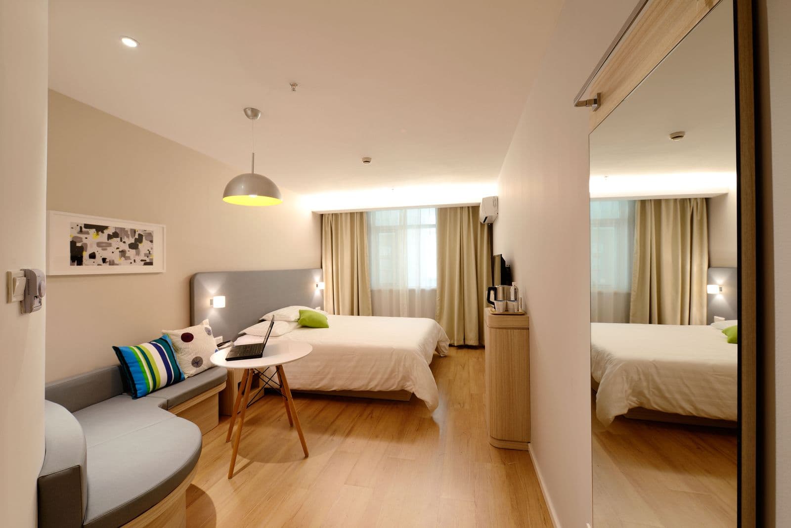 Chambre d'hôtel contemporaine au lit fait