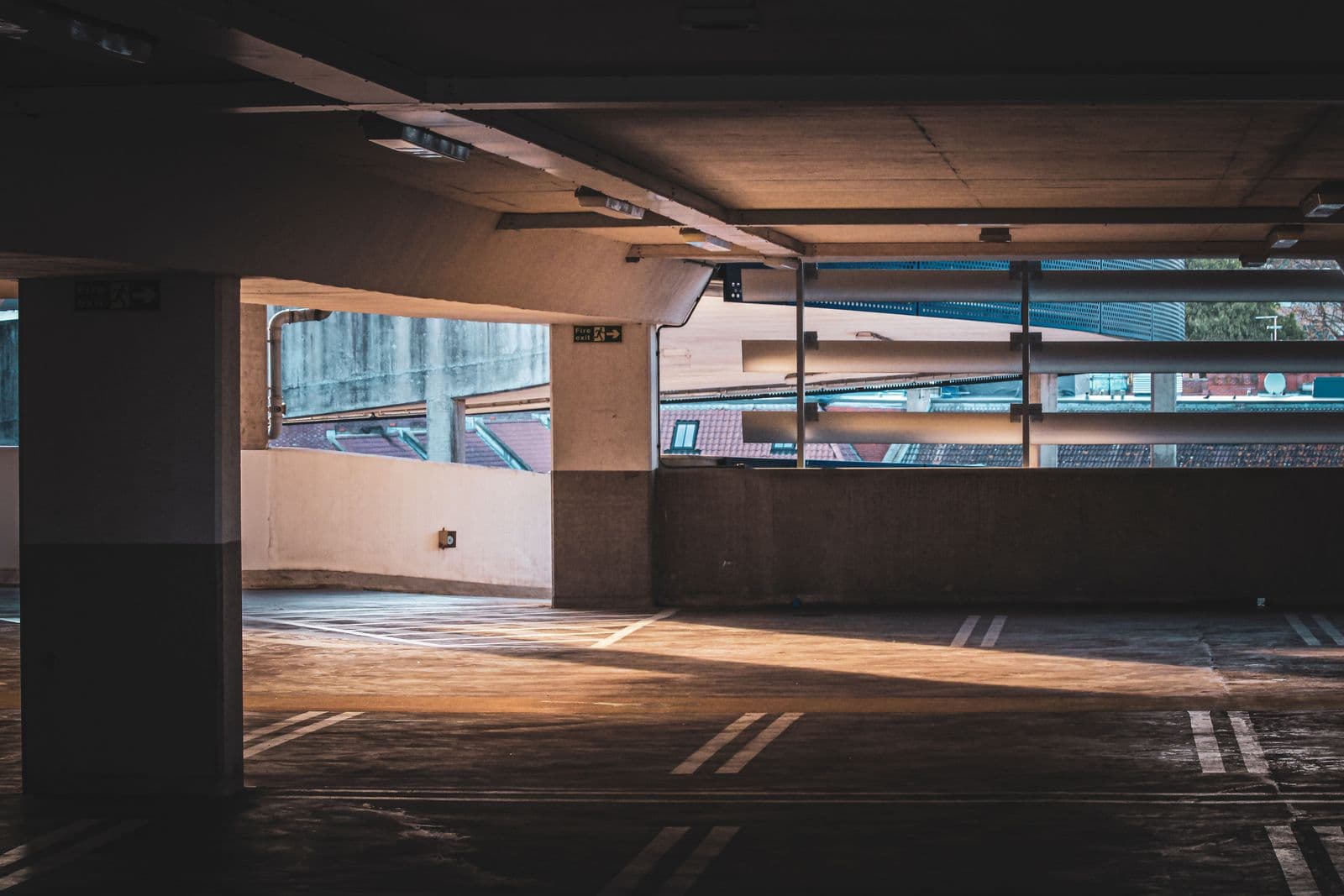 Parking souterrain aux places marquées, lumière rasante