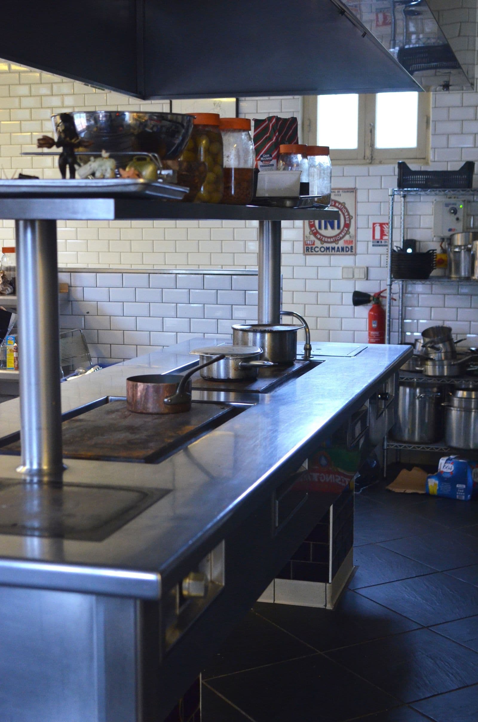 Cuisine professionnelle en inox sous hotte