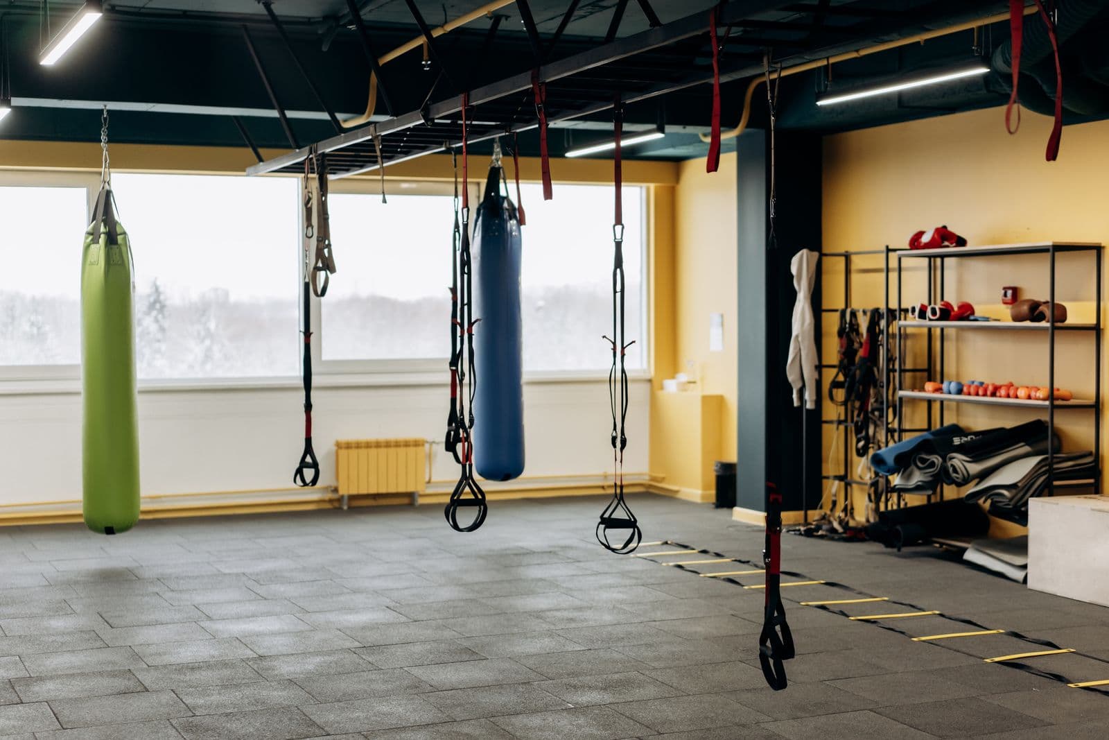 Salle de boxe et cross-training aux sacs suspendus