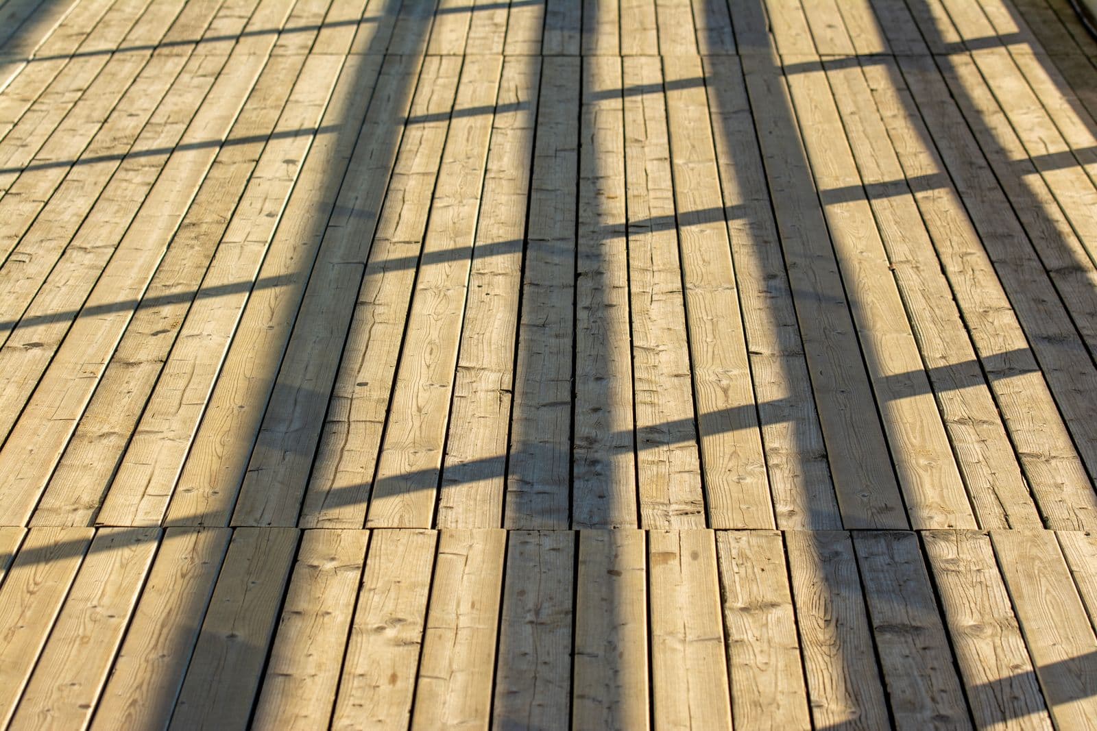 Lames de terrasse en bois clair au soleil
