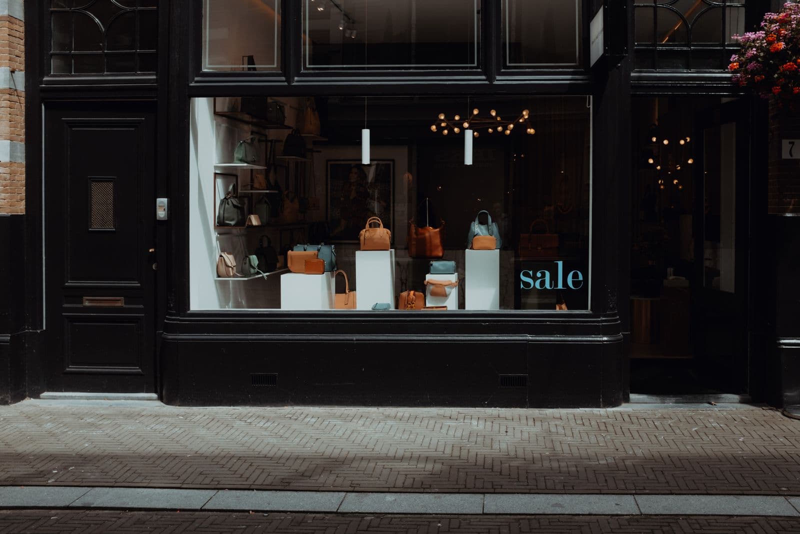 Devanture élégante d'une boutique de maroquinerie