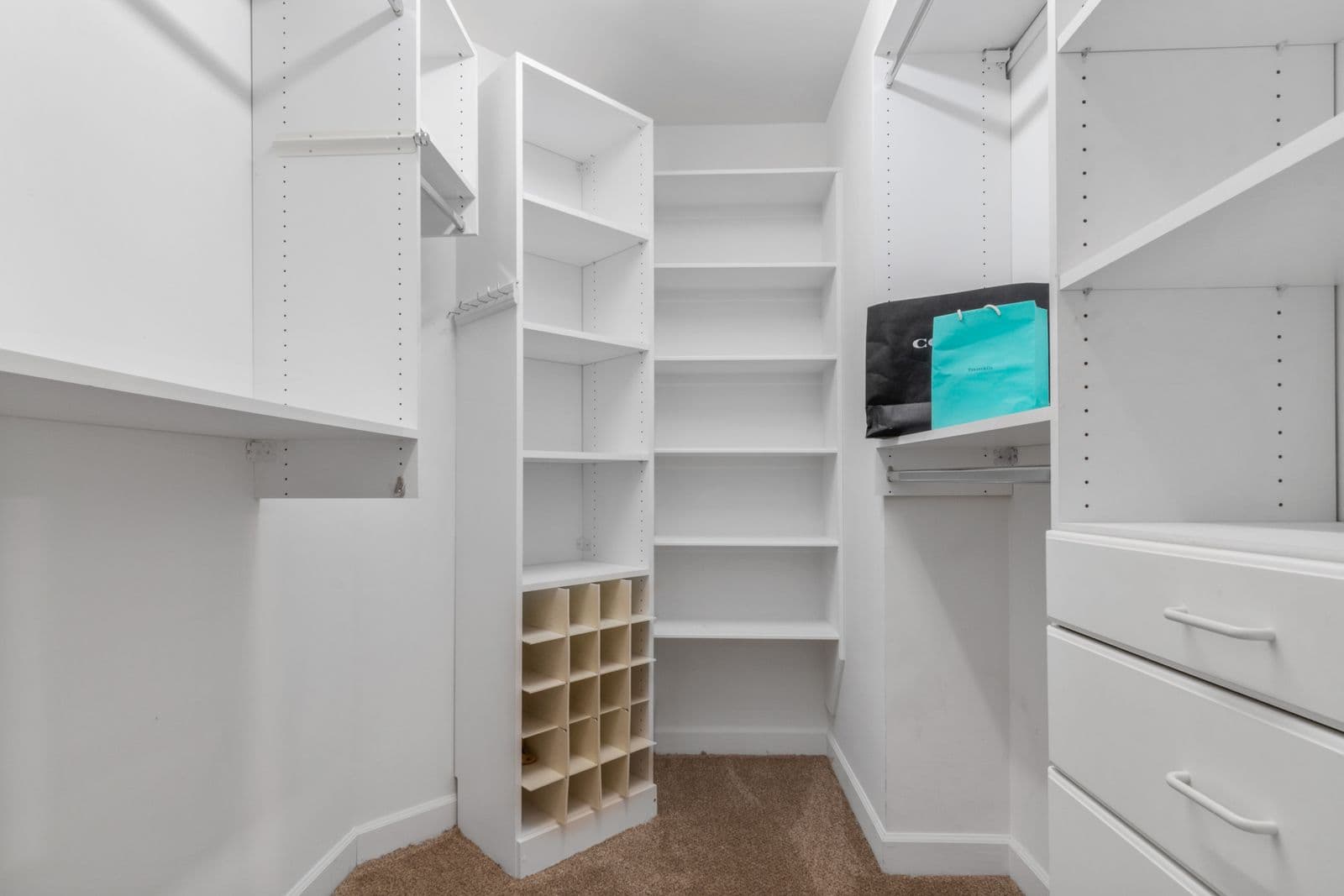 Dressing blanc aux étagères vides et nettes